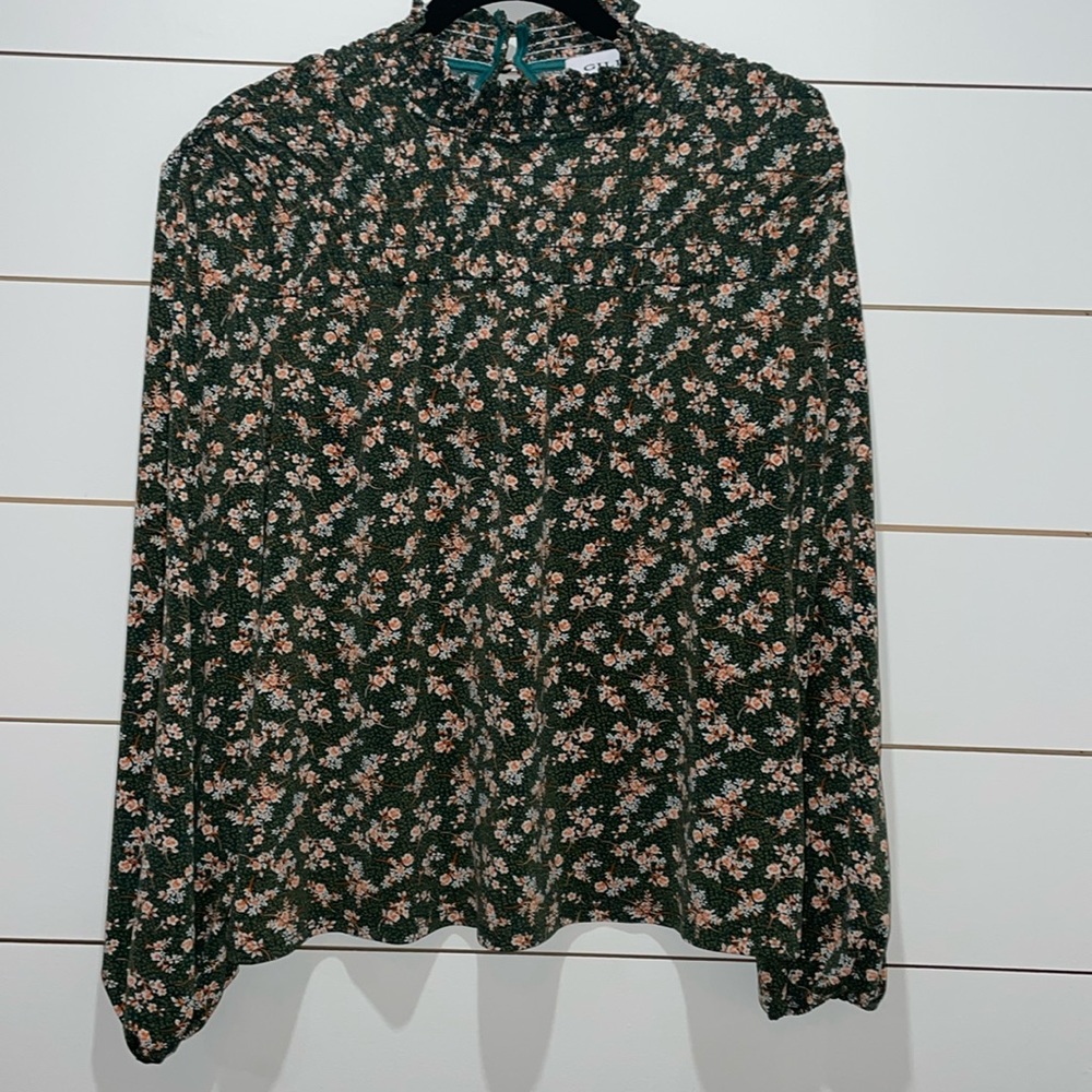 Women’s medium Gilli blouse. Chic and stylish! Excellent used condition!